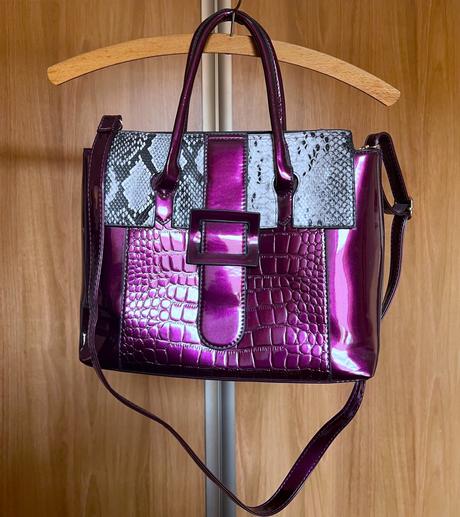 Fialová kabelka s hadím vzorom,