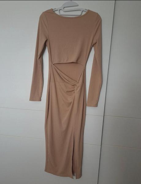 Priliehavé šaty s výrezom, 36