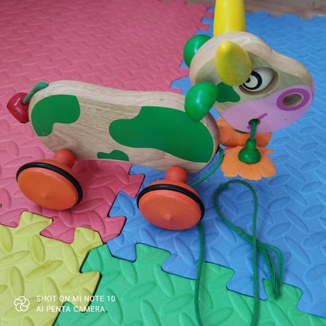 Drevená kravička na ťahanie,