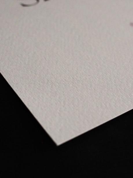 Print - ružovofialová akvarelová grafika s textom, 