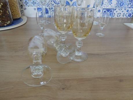 Sklenené poháre na nožičke, 