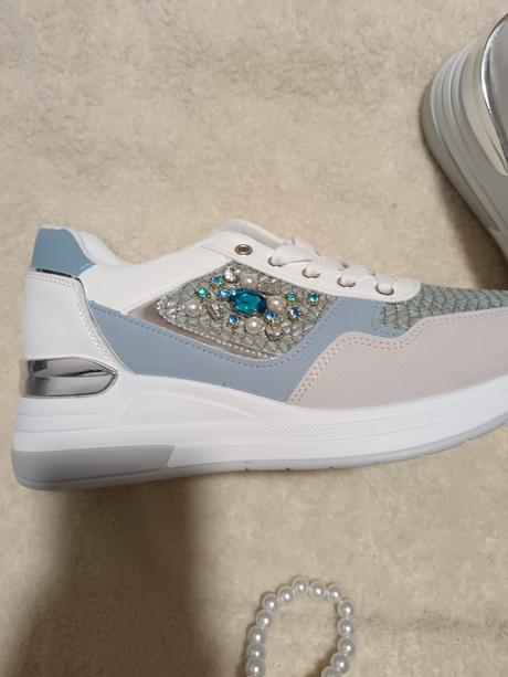 Tenisky už aj s poštou, 41