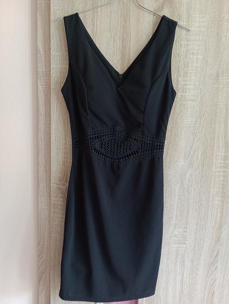 Perfektné šaty s čipkou vpredu, m