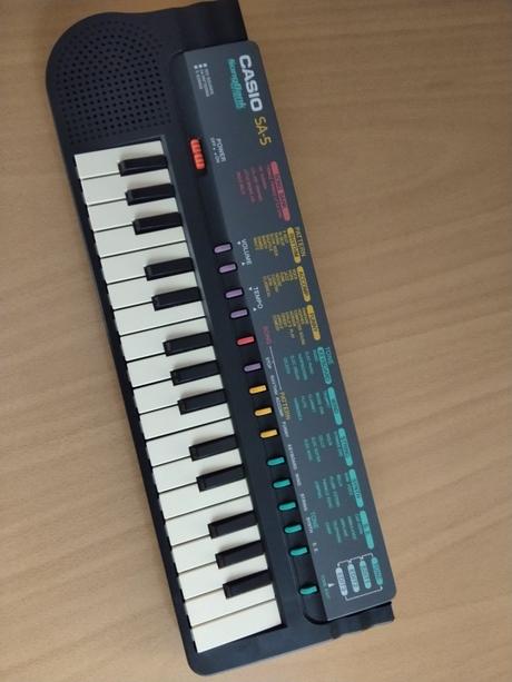 Retro casio sa-5 elektronický mini keyboard z 1991,