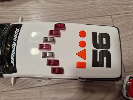 26de_policajne auta a sanitky,