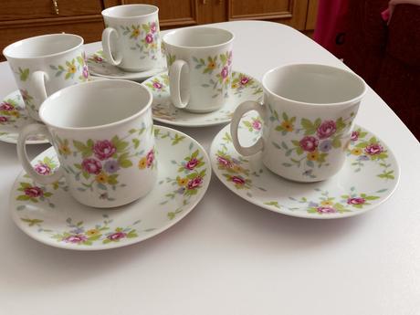 Popolník, šálky s podšálkami, 