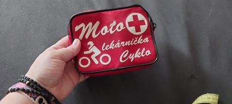 Vrecko cervene z mini auto lekarnicky na bike napr, 