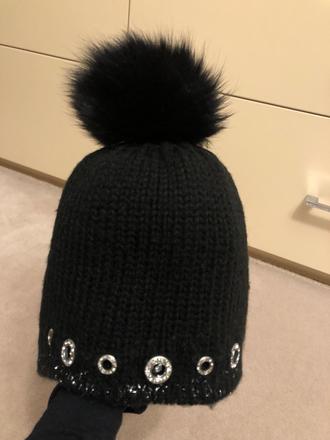 Čierna ciapka s kozusinovym brmbolcom, 