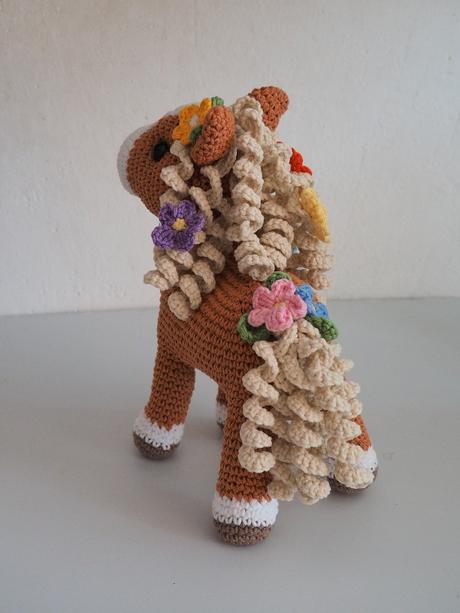 Háčkovaný koník 22 cm, 