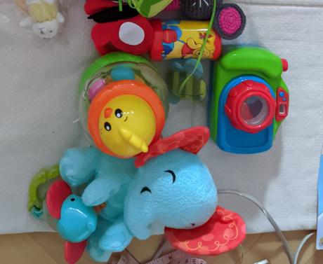 Hrazdička na hranie + hračky, 