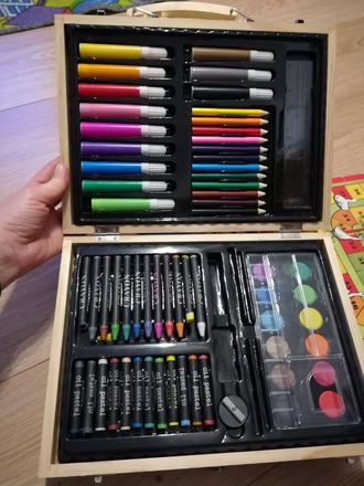 Kufrík farbičiek mc'donald,