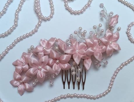 Ružové ľalie v korálkovom objatí, 