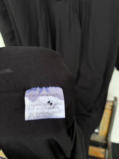 Elegantné gotické dlhé šaty, s