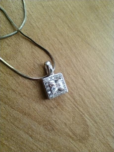 Strieborný prívesok so zirkónmi,