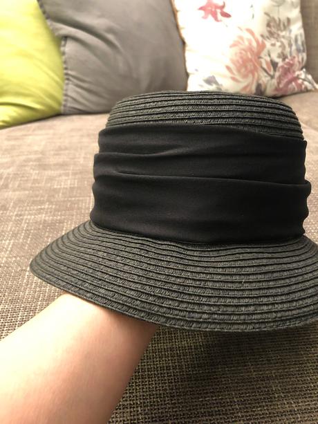 Čierny elegantný dámsky klobúk,