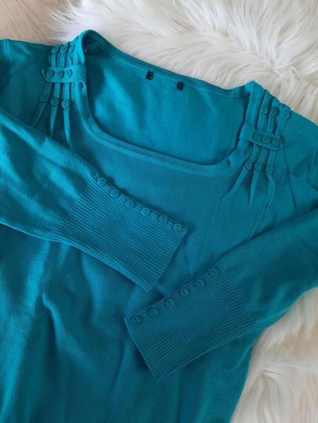 Sveter s ozdobnými gombíkmi, s