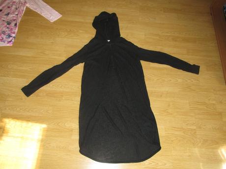 Dlhý čierny sveter na zips s kapucňou v. 40/42, 40
