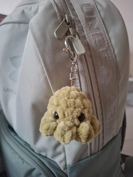 Háčkovaná mini chobotnička  - prívesok, 