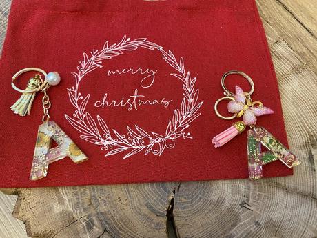 Ručne vyrobené živicové kľúčenky, 