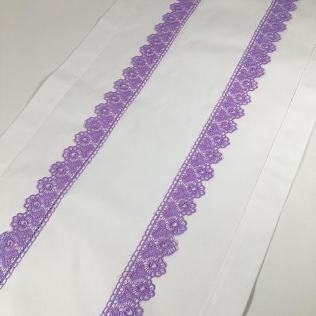 Biely stredový obrus s fialovou krajkou,