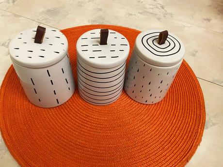 Porcelánové dózy s úchytkou, 