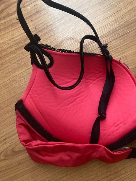 Červená čipkovaná podprsenka, s