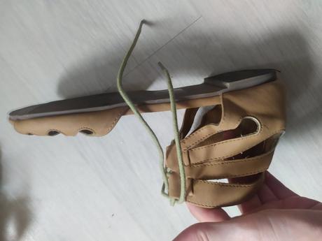 300 sandalky hnede raz obute, 37