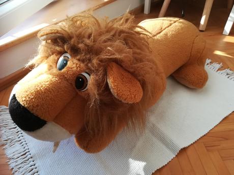 Predáme obrovského plyšového leva,