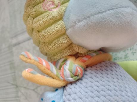 Farebný hrkajúci býček ark toys premier car, 37 cm, 