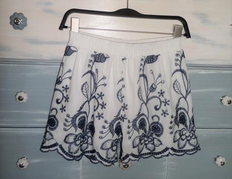 Šortky s výšivkou, s