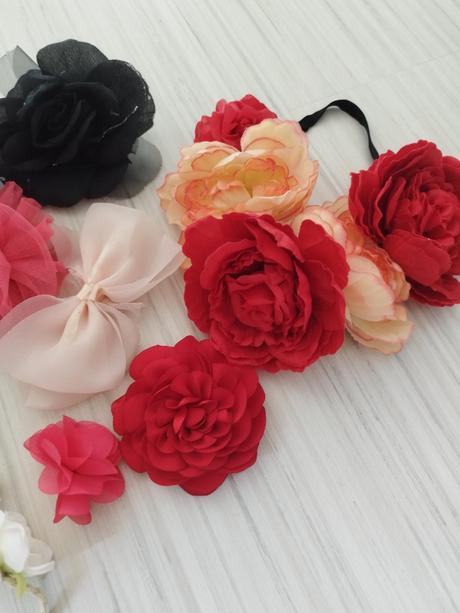 Kvety do vlasov a na oblecenie, h&m