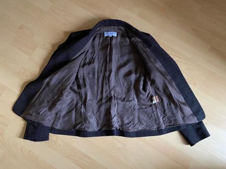 Tmavohnedé sako s tenkými prúžkami, 38