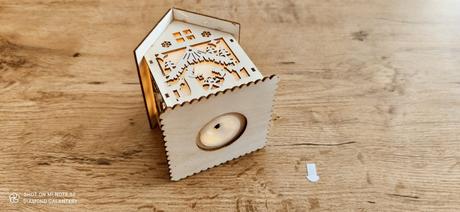 Drevený domček betlehem s led svetlom, 