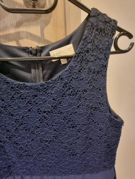 Tmavomodré spoločenské šaty apricot, s