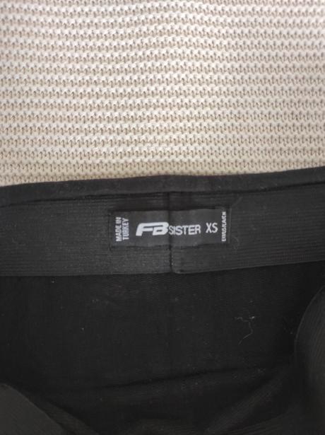 Čierna minisukňa s červeno-zeleným pásikom, fishbone,xs