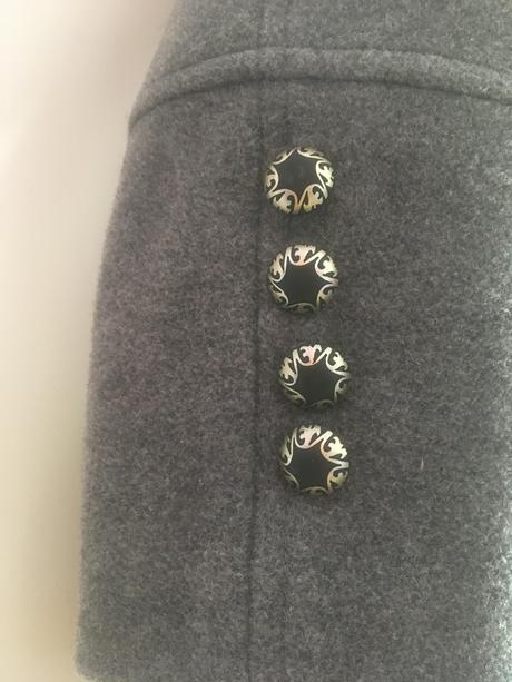 Málo nosený šedý kabát, s