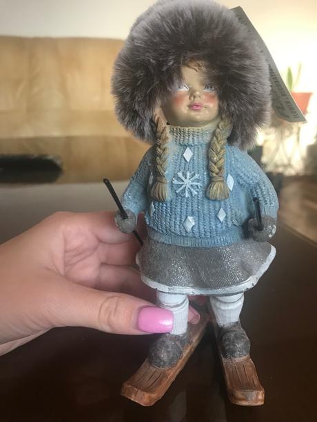 Zimná dekorácia lyžiarka, 