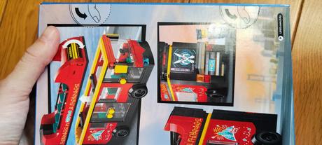 Červený dvojposchodový vyhliadkový autobus lego, 