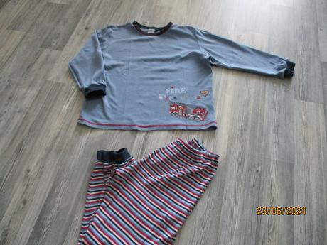 Pyžamo s hasičským autom, 128