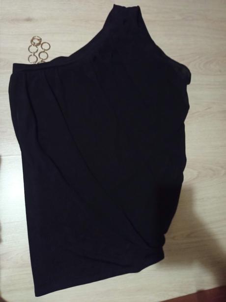 Čierne šaty na jedno rameno, 50