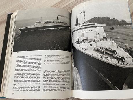 Starý retro veľký obrazový atlas dopravy,