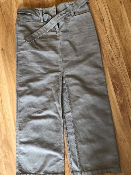 Dámska sukňa s vystrihom, m