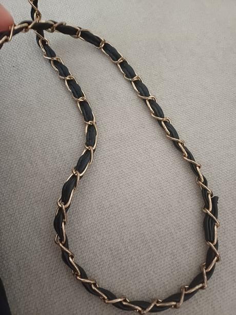 Praktická čierna kabelka,