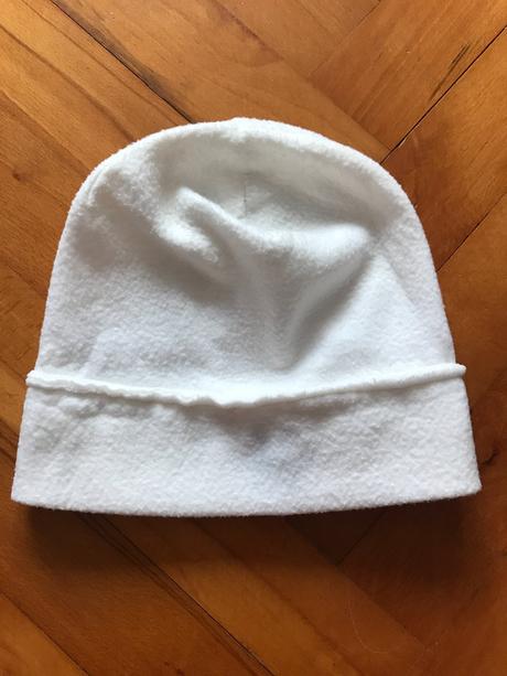 Biela čiapka s výšivkou vločky,