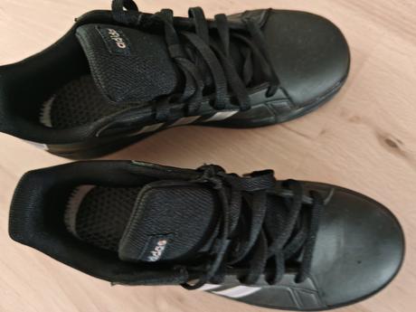 Adidas yenisky nove s menivymi pasikmi, adidas,37