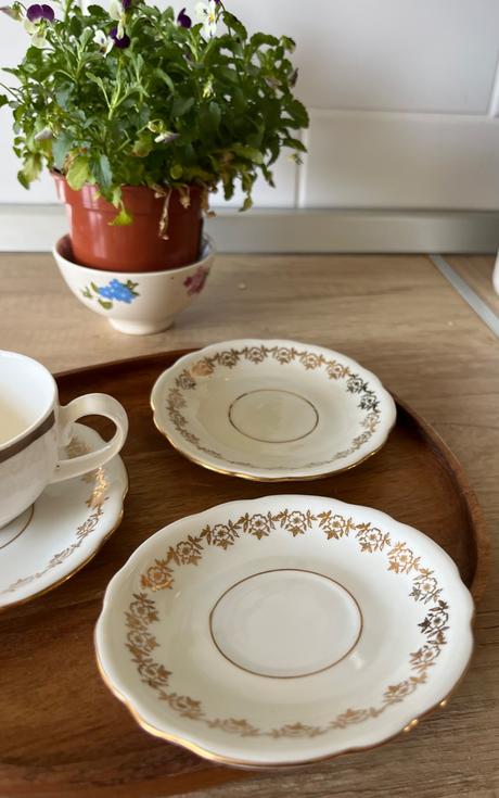 Malá porcelánová šálka a 3 malé tanieriky,