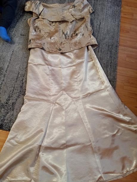 Béžový kostým, 46