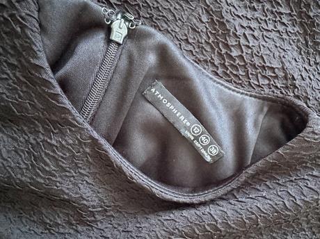 Čienre púzdrovné šaty s vypchávkami na pleciach at, atmosphere,l