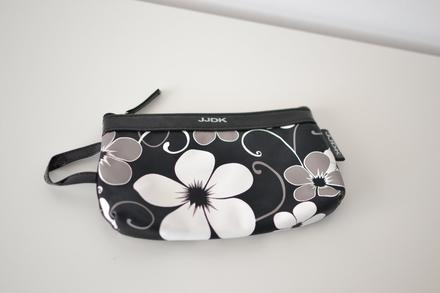 Kozmetická taštička s kvetmi,