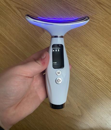 Masážny prístroj na spevnenie tváre a krku, 